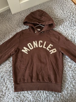 Moncler Hoodie - Moncler Hoodie, Size S sitter som en vanlig small, Cond 9/10 Flawless, Retail 4200kr, Tveka inte på att skicka ett meddelande vid frågor eller liknande🤝