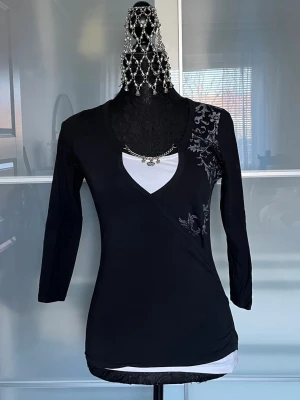 Vintage topp - Vintage topp med smycke. 