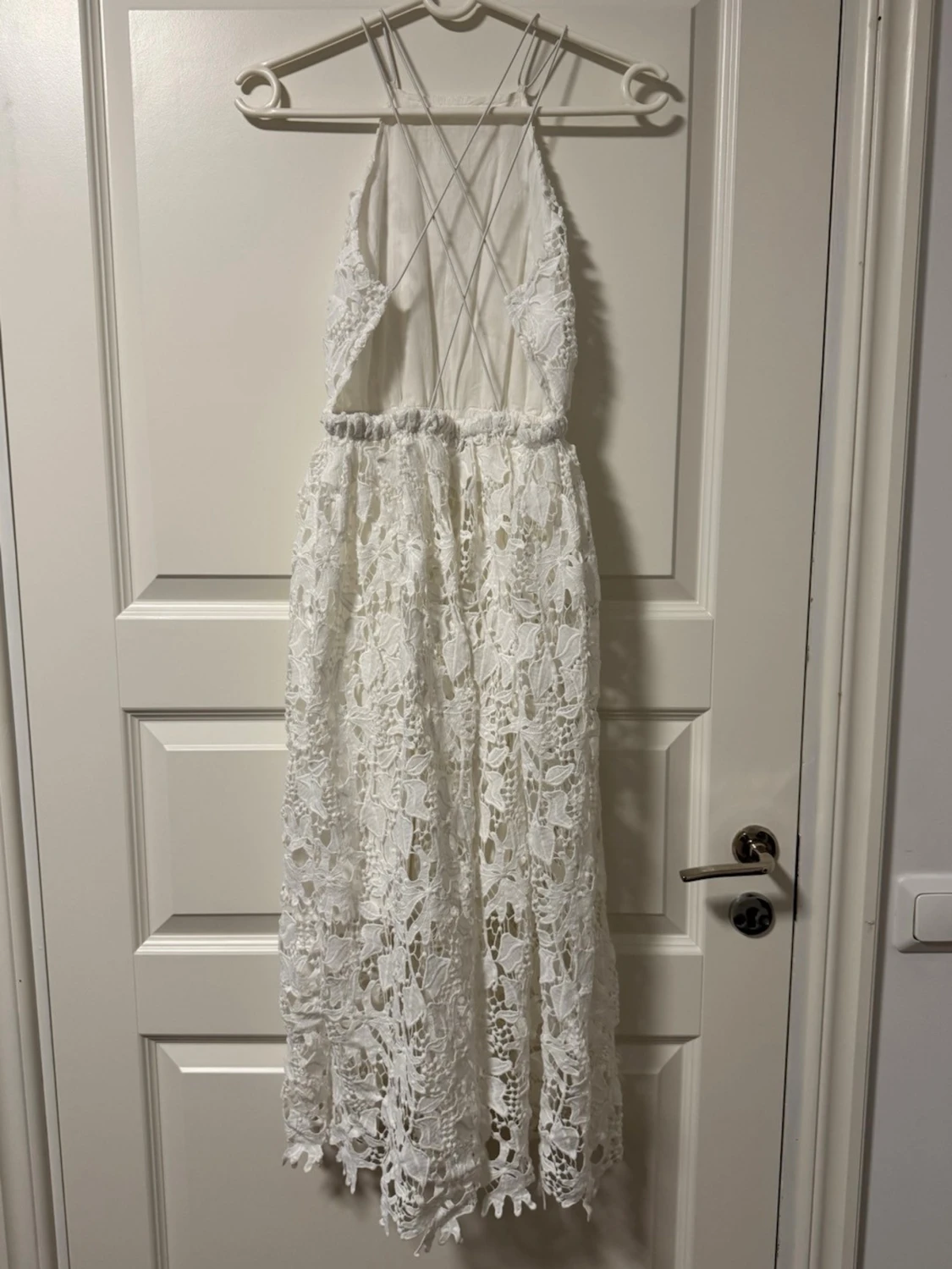 Vit långklänning med spetsdetaljer - 1