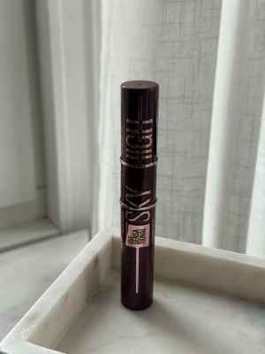 Maybelline sky high mascara burgundy - Helt ny och oöppnad sky high mascara i färgen burgundy, säljer pga använder enbart vattenfast mascara! 