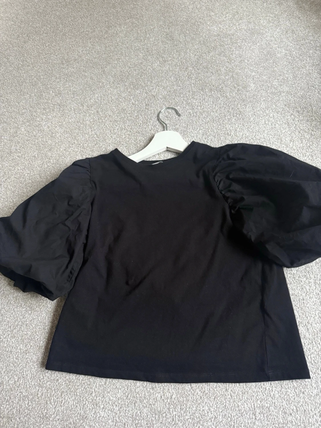 Svart topp med puffärmar från H&M