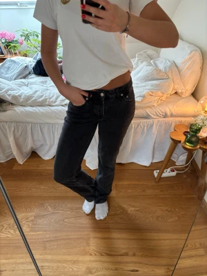 Svarta jeans  - Säljer pga för liten storlek🌟