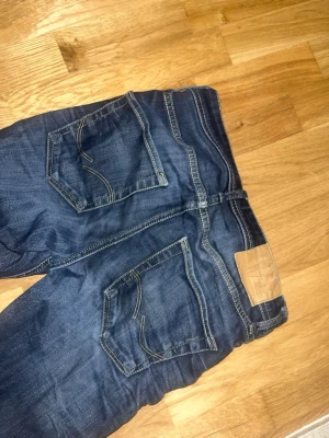 Mörkblå jeans med kontrastsömmar - Jack and jones jeans ALDRIG ANVÄNT, gratis frakt bra skick W29 L30 skit snygga raka! Mer orten stil