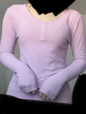 Ljusrosa ribbad långärmad topp - STORLEK M MEN KÄNNS SOM XS/S !! 💕