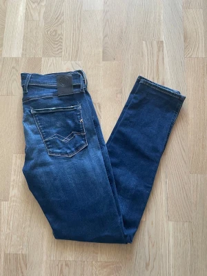 Blå Replay Anbass jeans W33 L34 - Jag säljer dom här feta Replay Anbass jeansen i storlek W33 L34. De är i fint skick utan skador. Tveka inte att höra av er!                                      Mått: Längd=107cm. Midja=43cm