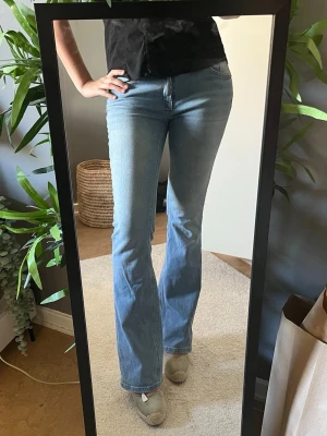 Jeans - jeans low/midwaist och låånga, jag är 170!