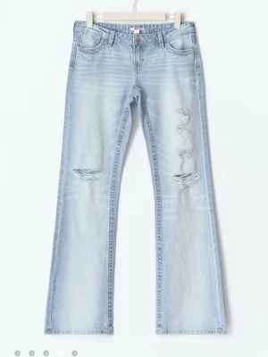 Ljusblå  jeans med slitningar, Gina Young  - jeans från Gina Young!! Säljer pga att dom inte sitter som jag vill och andvönder dom ej. 