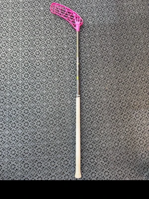 Innebandyklubba Zone speed 29 flex 92cm skaft - Innebandyklubba med ett starkt rosa plastblad och vitt grepp. Skaftet är i kolfiber och har en smal, rak form. Perfekt för dig som gillar innebandy och vill sticka ut på planen med en färgglad klubba.