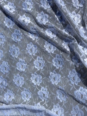 Vit spets med blommönster - Säljer tyg i vit spets med broderade blommor och tunna blad. Tyget är genomskinligt och har ett romantiskt, detaljerat mönster som passar perfekt till DIY-projekt eller som accessoar till kläder. Flera meter LACE! 