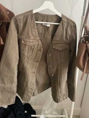 Jeansjacka  - Säljer denna figursydda gröna jeansjackan från Gina tricot i storlek XS, älskar den verkligen men är tyvärr för liten för mig så därför måste jag sälja den💗skicka gärna prisförslag!