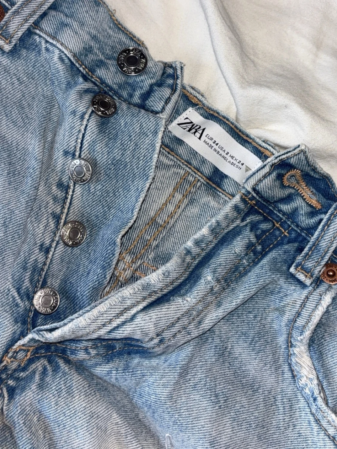 Ljusa denimshorts med slitningar - 2