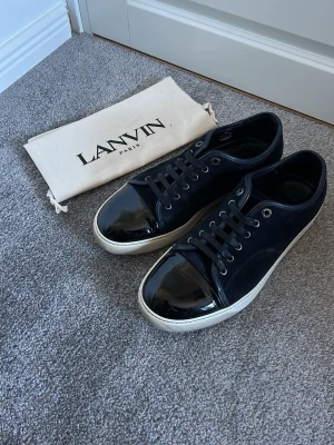 Lanvin - Tjena! Nu säljer jag mina sjukt snygga lanvins, perfekt till våren! De är i väldigt fint skick med endast lite tecken på andvändning. Har dock tyvärr ingen original låda till dessa men du får med en dustbag. Är öppen för prisförslag och frågor!🤩