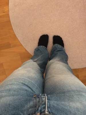Ljusblåa raka jeans - Säljer ett par ljusblå jeans med rak passform och snyggt slitna detaljer på låren. Klassisk femficksmodell med dragkedja och knapp. Perfekta till en avslappnad stil och passar till det mesta. Materialet är denim i bomull. Pris kan alltid diskuteras
