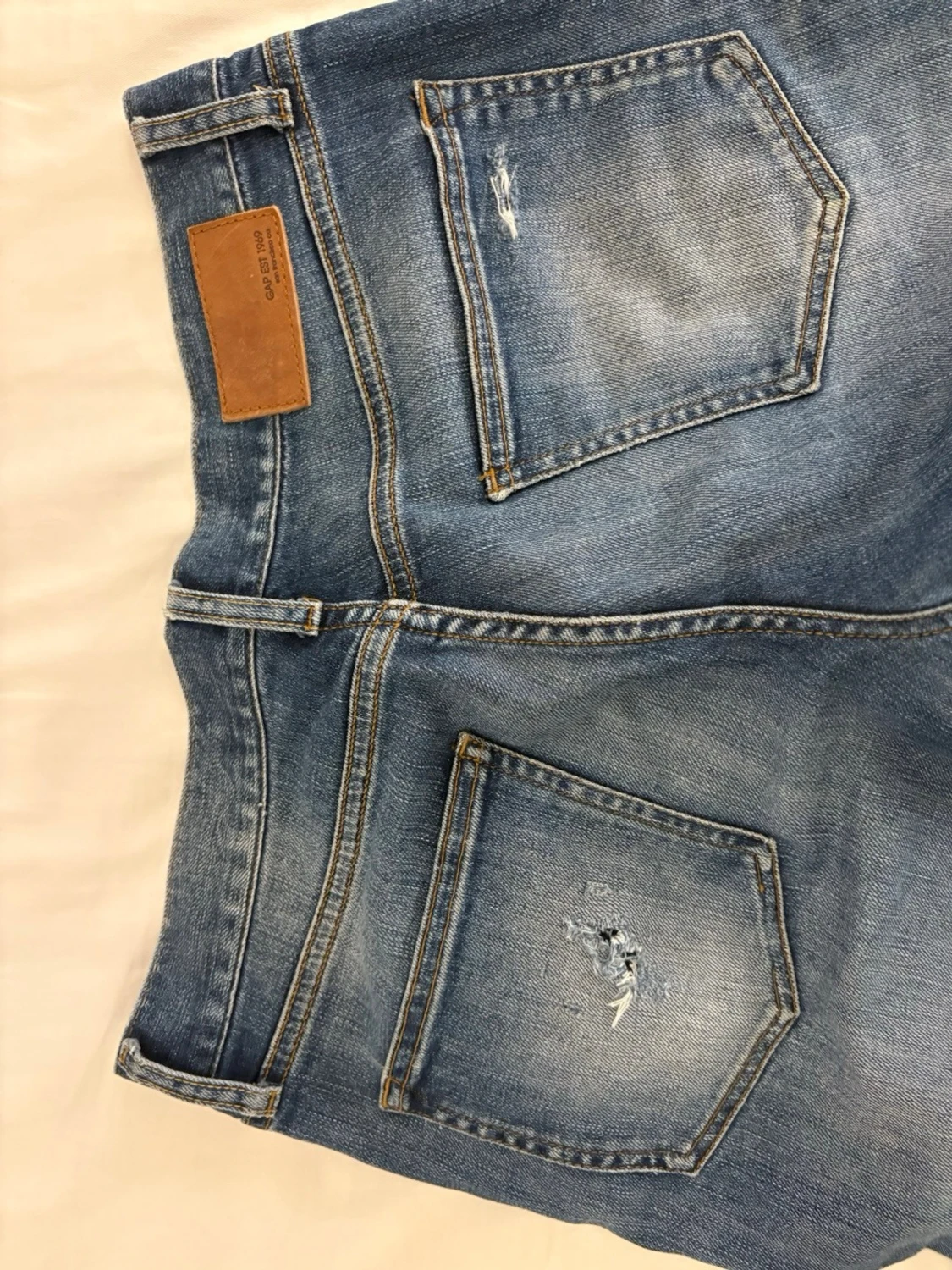 Blå raka jeans med slitningar - 5