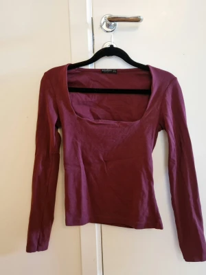 Vinröd långärmad tröja - Testad en gång sen tvättad. Säljer då den ej kommer till användning.