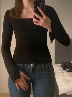 Helt ny svart långärmad topp med urringning💗 - Säljer en helt ny oanvänd svart långärmad topp med urringning, den sitter figurnära och är väldigt bekväm. Går även att styla som en off shoulder! Säljer den då den inte kommit till användning!💗 kontakta mig om ni vill ha fler bilder eller undrar över något!💗 postar inom 24h vid köp.