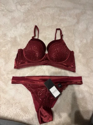 Vinrött spetsunderklädesset från Hunkemöller - Superfint underkläder set från Hunkemöller! 🩷.                   Storlek S i trosan och 75B i bhn! Helt oanvända med prislapp kvar 😊