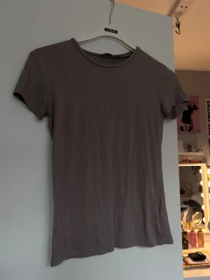 Beige t shirt  - Säljer denna beigea t shirten från lager 157