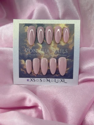 BabyPink (XS);Meidum Almond - Snygga handgjorda press-on naglar i en nude babypink, glansig färg. Naglarna har en elegant medium lång almondform och är perfekta för dig som vill ha en stilren look. Salongsnaglat som ger en naturlig känsla. Finns i XS: 14 mm, 11 mm, 11,5 mm, 10 mm, 8 mm 