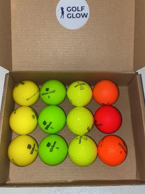 Wilson staff mix färgade  - Säljer ett set med tolv golfbollar från Wilson i olika färger: gul, grön och orange. Perfekta för att synas på banan och lätta att hitta. Kommer i en enkel kartong med Golf Glow-logga på insidan av locket.