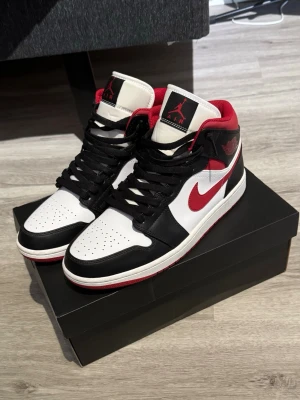 Air Jordan 1 Mid Gym Red - Säljer ett par Air Jordan 1 i jättebra skick. Använda max 5 gånger, storlek 44. Priset kan diskuteras!