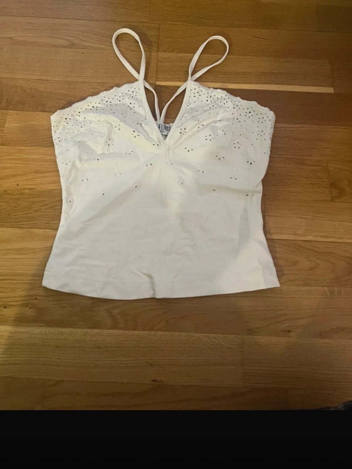 Vit broderad linnetopp med spetskant - 1