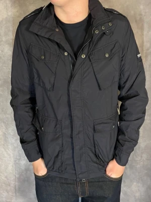 Woolrich Fieldjacket  - Hej! Säljer nu denna väldigt snygga och eftertraktade Woolrich Fieldjacka! Jackan är slutsåld överallt och går inte att få tag på… Jackan är perfekt nu till våren. Storlek L Skick: 9.5/10 Nypris: 6000 kr Säljs för: 1099 kr