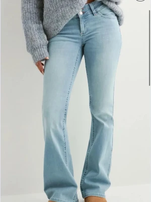 Lågmidjadejeans  - Low waist bootcut stitch jeans från Nelly i storlek 36. Dem passar bra i längden på mig som är 175 ish💕