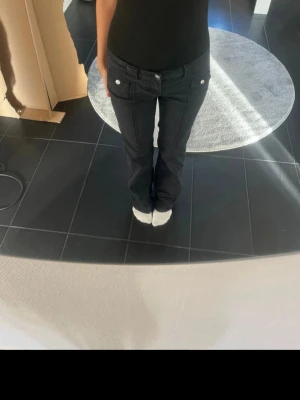 Svarta hm jeans - Super snygga jeans från hm!!Knappast använda💕💕Strolek S och jag är ca 165/166.