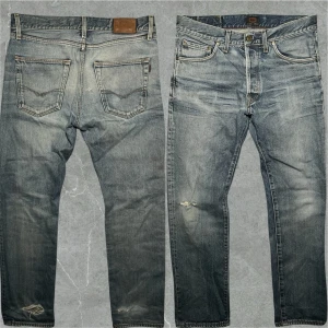 Vintage Crocker Jeans - Ett par riktigt snygga crockers jeans i storlek 34/32 med straight passform! Jeansen har slitningarna här och där (se bilder) annars i bra skick! Modellen är 183cm.  Midja: 45cm, Längd 108cm, Benöppning 19cm Skriv vid funderingar💬