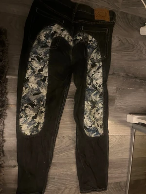 Evisu jeans  - Evisu jeans med baggy passform köpt för cirka 2-3 år sedan inte använda sen dess vet inte storlek men passar mig som  är 167 och xs