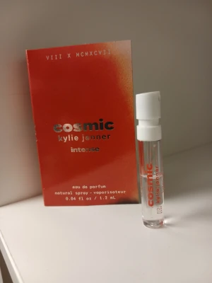 Cosmic Intense parfymprov Kylie Jenner - Cosmic Intense från Kylie Jenner är en eau de parfum i provstorlek, 1.2 ml samt Chloé eau de parfum. Kylies noter består av stjärnjasmine, blodapelsin, bärnsten, vanilj och mysk. Perfekt för dig som vill testa en unik och modern parfym.