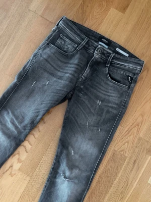 Replay anbass - Gråa replay anbass med slitningar. Storlek W28 (passar W29) L32. Hör av dig vid frågor eller funderingar.