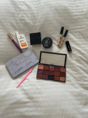 Smink 💄  - Säljer allt på bilden för 40kr! Smink som inte kommer till användning💕