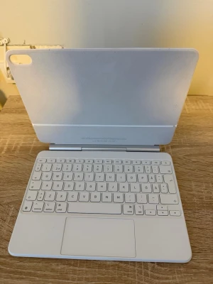 Apple Magic Keyboard  iPad Air 11” (M3), vit Svenska - Apple Magic Keyboard 11" iPad Air (M3), vit Svenska Endast öppnad och testad! Den är som helt ny Kartong ingår!