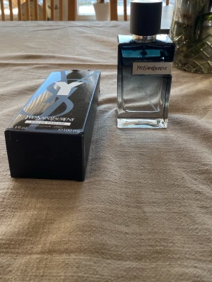 Yves Saint Laurent Y Eau de Parfum 100ml - Yves Saint Laurent Y Eau de Parfum i 100 ml flaska. 90ml kvar. Säljer pga pengar behov. 4.55/5 av tusentals professionella  ny pris 900kr