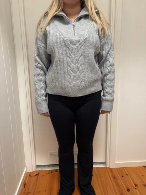 grå kofta  - gråa kofta som är super fin och varm, mönster på och hög krage med dragkedja! 