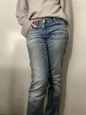 Replay jeans - Snygga blå jeans från Replay med klassisk femficksmodell. Jeansen har en tvättad look med ljusa slitningar framtill och silverfärgade detaljer. Aldrig använda. Skriv för mer frågor🤍