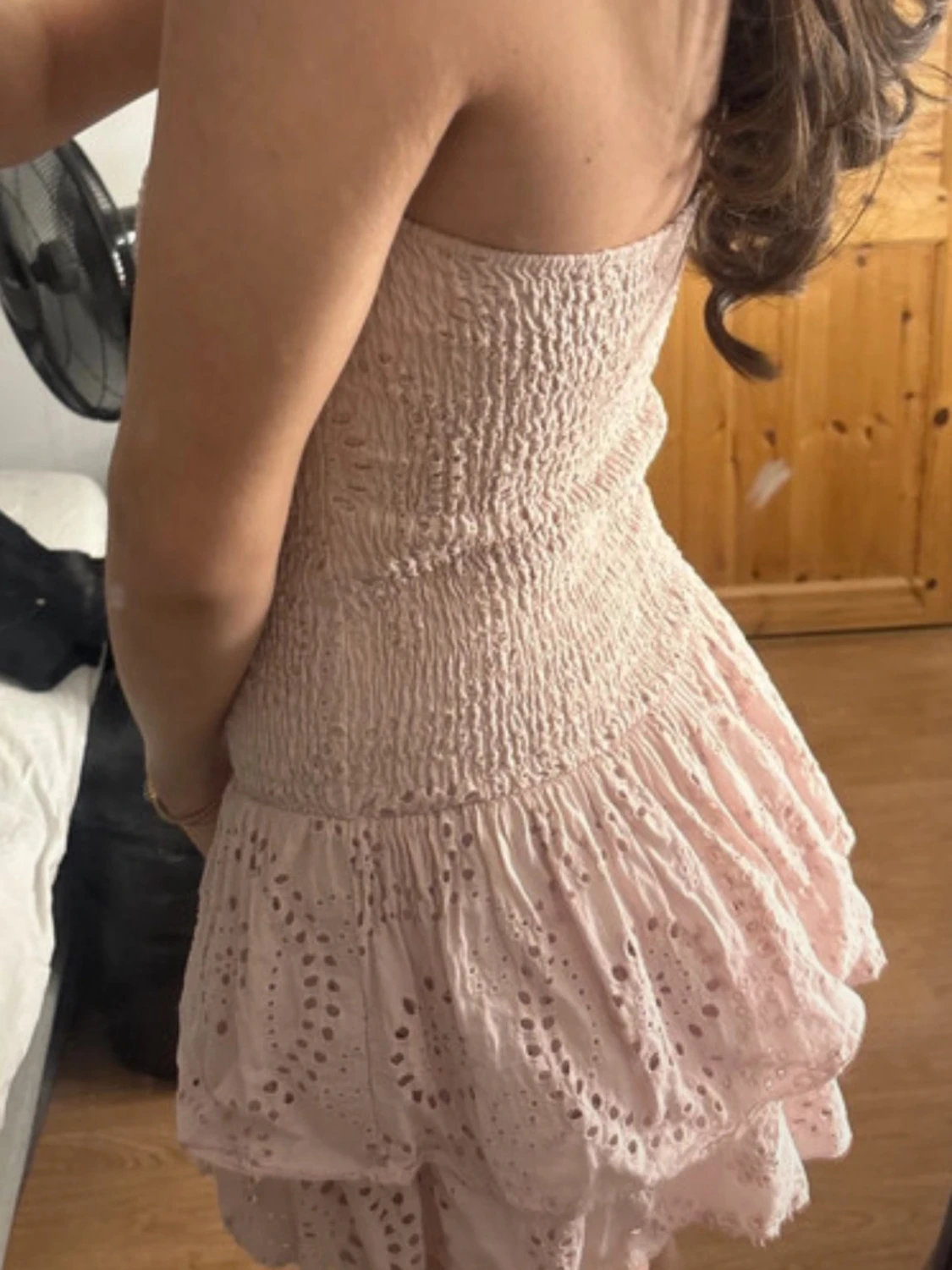 Ljusrosa volangklänning med broderi