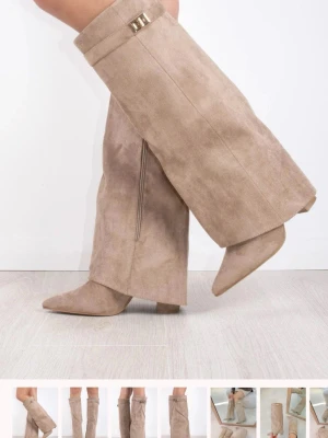 Beige vida stövlar med gulddetalj - Säljer ett par beige stövlar med breda, vida skaft och spetsig tå i mocka material. Klacken är ca 8 cm hög💞aldrig använda så i ny skick