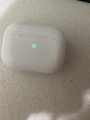 Apple AirPods Pro 3 (utan box) - Säljer ett par vita Apple AirPods Pro med trådlöst laddningsetui. Hörlurarna har en stilren och kompakt design med silikonproppar för bra passform. Perfekt för dig som vill ha grymt ljud och smidig anslutning till din iPhone eller andra Apple-enheter.