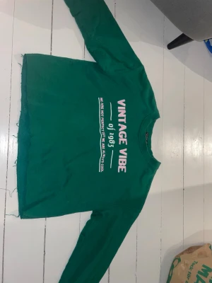 Grön collegetröja  - Grön collegetröja med text