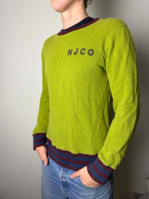 Nudie tröja - Nudie Jeans Co tröja.                                              Storlek m men sitter större. Modellen på bilder har vanligtvis L/xl