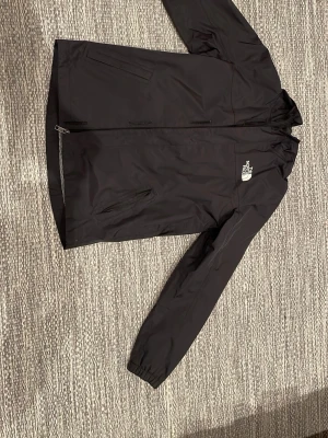 The north face jacka - Regn och vindjacka. Ny använd ca 2 gånger, barnstorlek ca 160. Nypris 1000kr ungefär. Priset är diskuterbart 