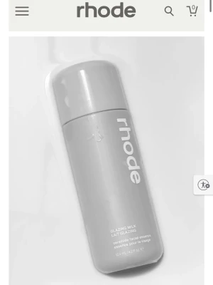 Rhode Glazing Milk 124 ml - Den är precis som ny, använd vid några enstaka tillfällen. Skulle säga 95% kvar om inte mer! (Säljer då jag nu har två) I den stora storleken dvs 124 ml