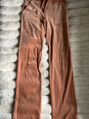 BYTE!! Eller köp - BYTE ett par aprikos/rosa mjukisar från Juicy Couture storlek XS. Nyköpta men lappen är borttagen. Byts mot XS också❣️ kan även köpas för 500, pris kan diskuteras