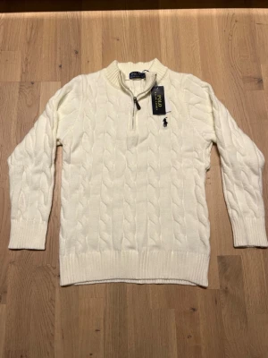 Vit halv zip Ralph Lauren - Säljer en vit stickad tröja från Ralph Lauren då den var för liten för mig. Den är storlek S och aldrig använd! 