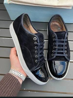 Lanvins - Säljer dessa sjukt feta lanvins! Snyggaste skorna på marknaden! Size uk9 motsvarar 43-44! Skick 7/10. Nypris= 5000kr. Box+dustbag+skosnöre ingår! Kan gå ner i pris vid snabb affär! Hör av dig vid minsta fundering 🤩