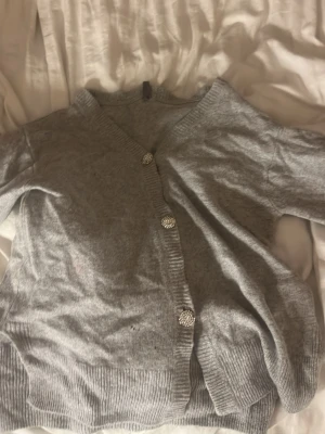 Kofta från culture  - Kofta köpt på second hand butik  för 500kr nypris ligger runt 900-1000 strl M. Dock har den defekter på dig därför så billigt pris