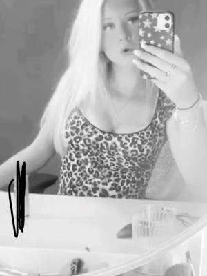 Leopardmönstrad linnetopp - Snygg leopardmönstrad linnetopp med djup urringning. Perfekt för dig som vill sticka ut och addera lite edge till din outfit. Tunn och lätt, passar bra till jeans eller kjol.